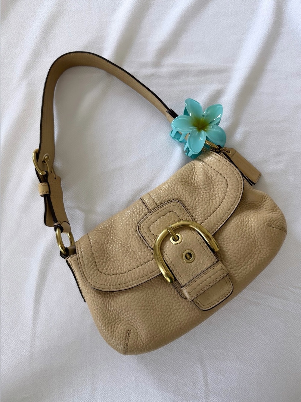 Vintage coach soho in pebble leather with gold hardware